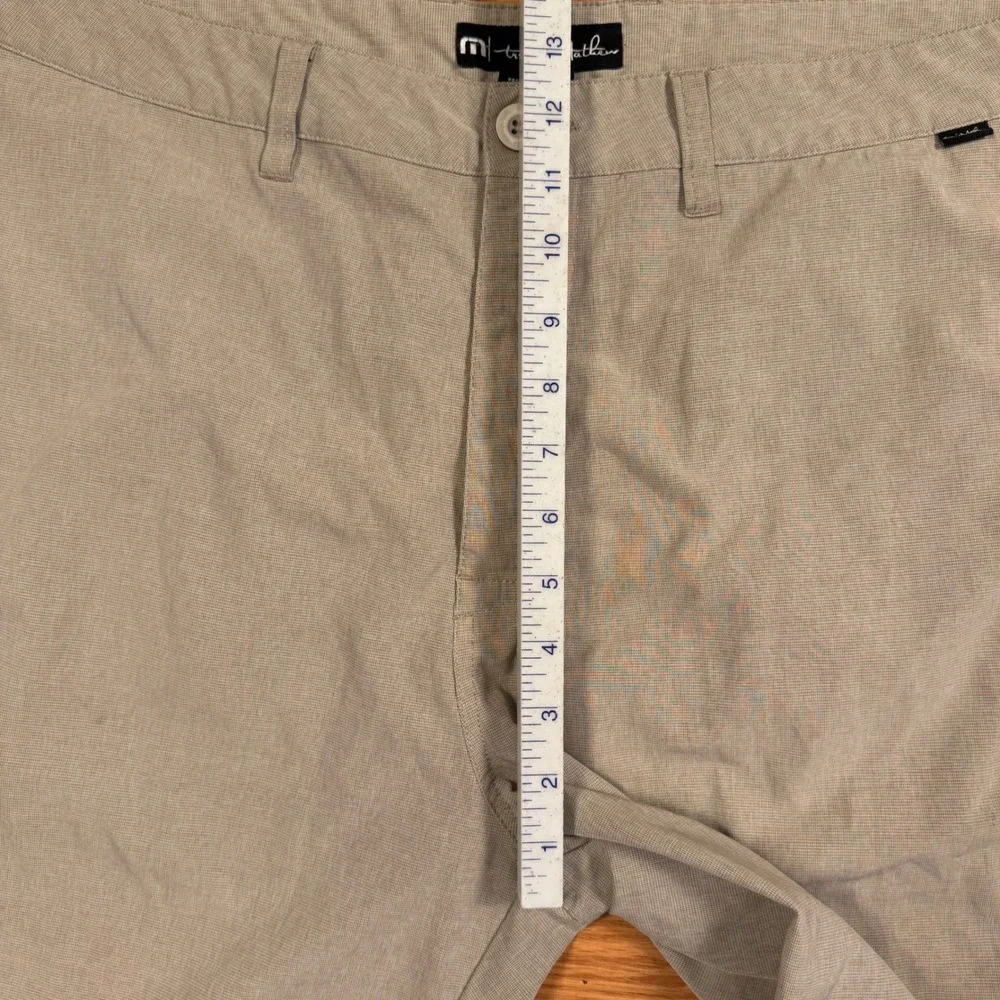 TravisMathew Mens Golf Shorts Tan Khaki Performance Stretch Size 40